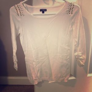 White sweater with gold details on shoulder